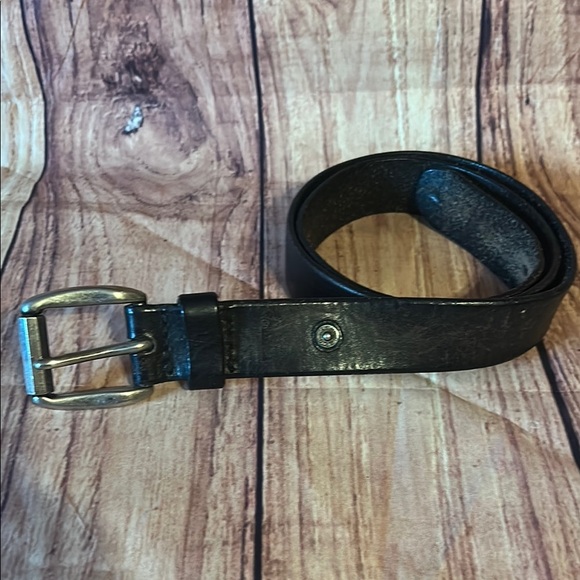 Levis Black Genuine Leather Belt with Timeless Appeal - Picture 1 of 6